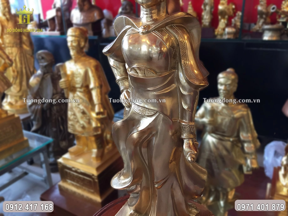 Trang phục của vị nữ tướng được chạm khắc mềm mại, uyển chuyển